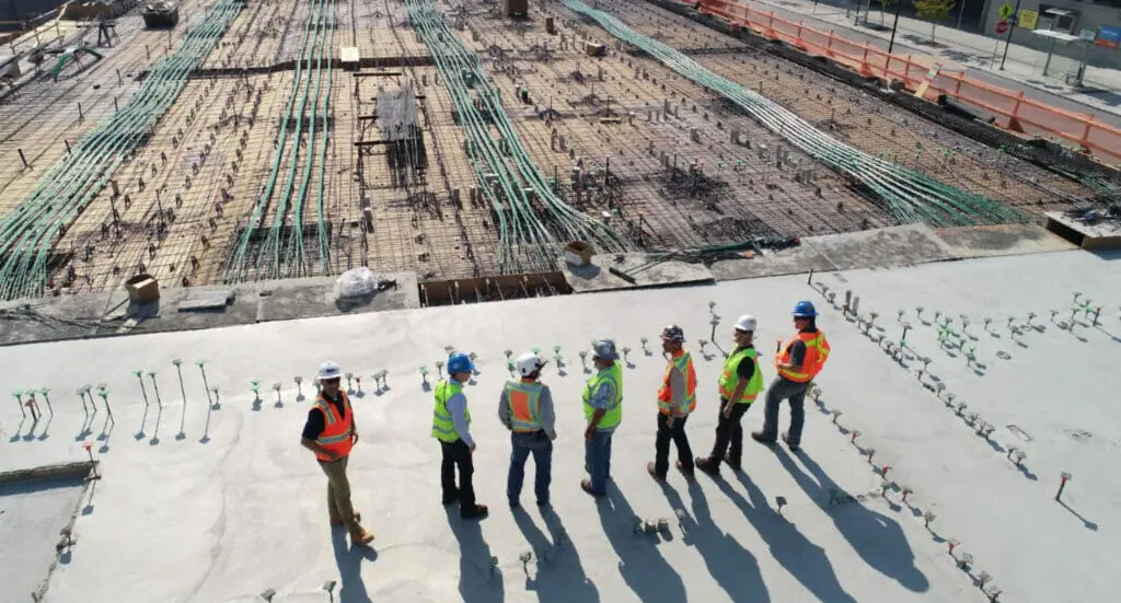 Trabajadores de la construcción observan su obra.